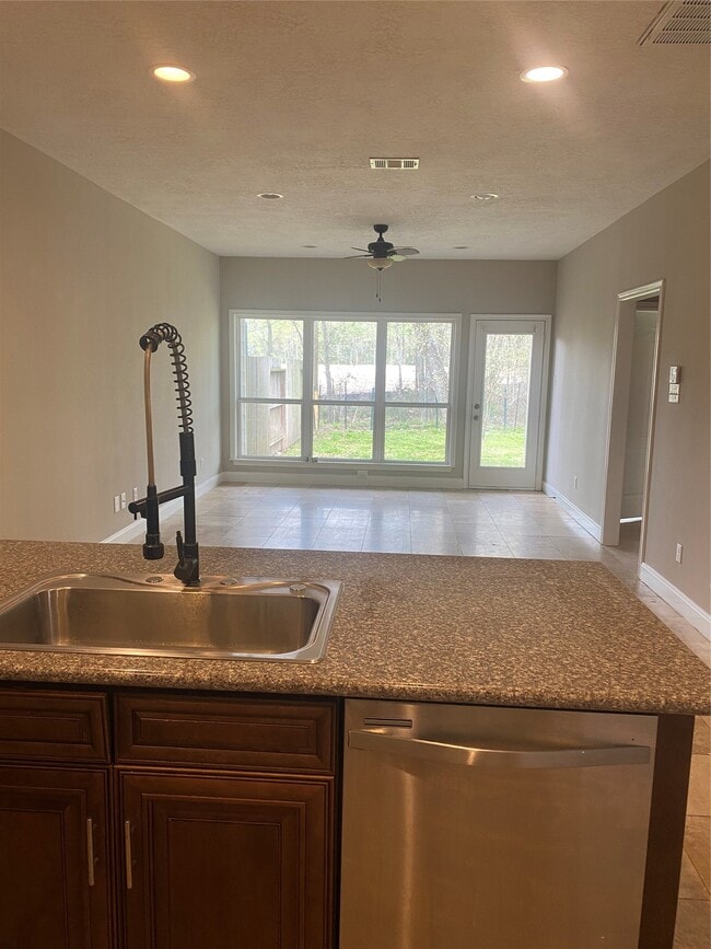 Photo - 307 Covecrest Dr