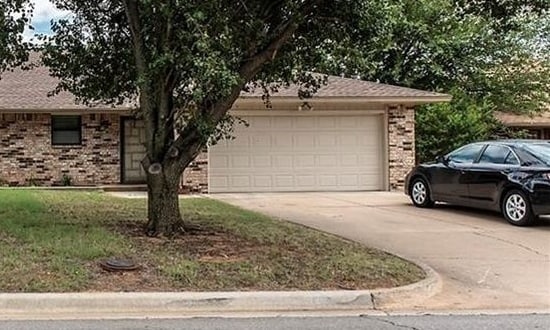 Patio delantero - 908 Elm St.