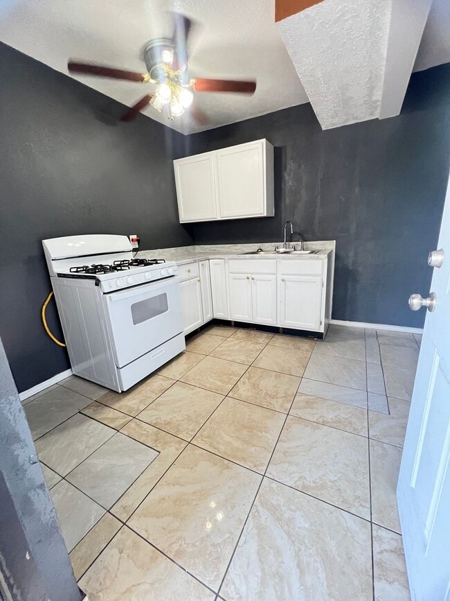 Photo - Downstairs 2 Bed / 1 Bath Apartment ALL UTILITIES INCLUDED Unit 105