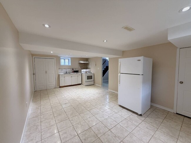 Building Photo - 220 Ellington Dr Unit BSMT