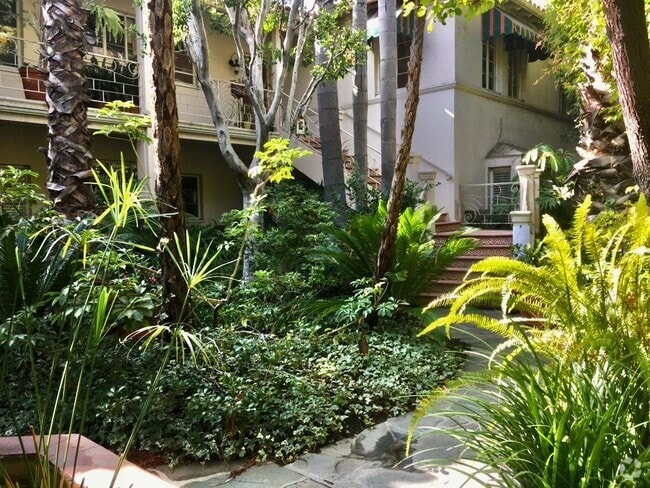 Building Photo - 8474 Fountain Ave Rental