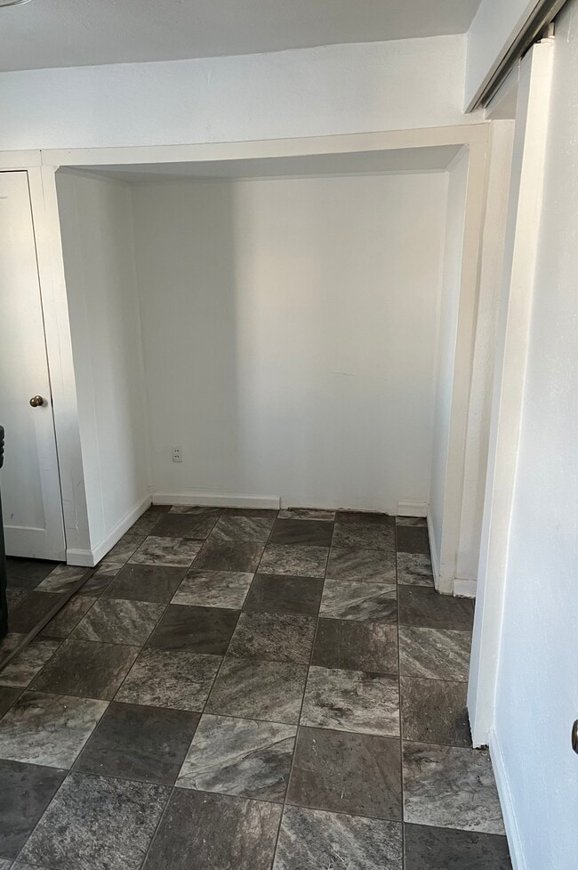 Photo - 714 6th St N