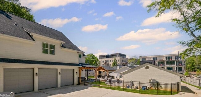 Photo - 8175 Main St