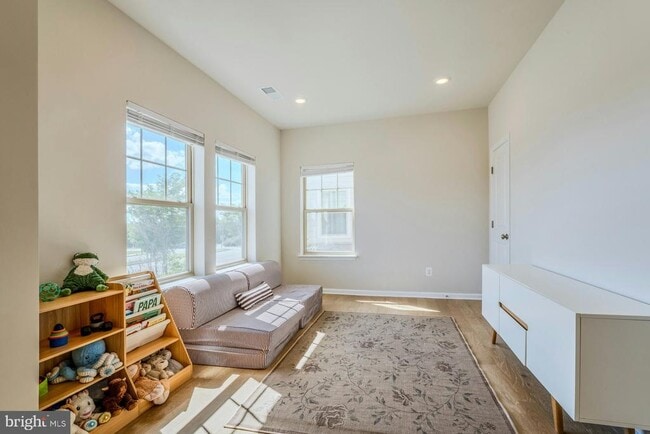 Photo - 813 Sawback Sq NE