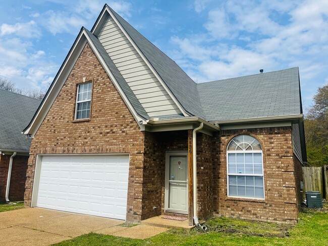 Building Photo - 3BR/2.5BA  near Shelby Farms.  No CARPET! Small pets allowed.
