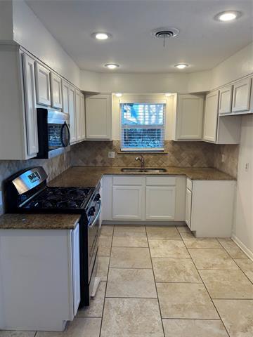 Photo - 888 Berkinshire Dr