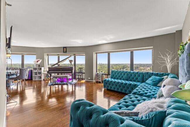 Photo - 5000 Town Center Dr