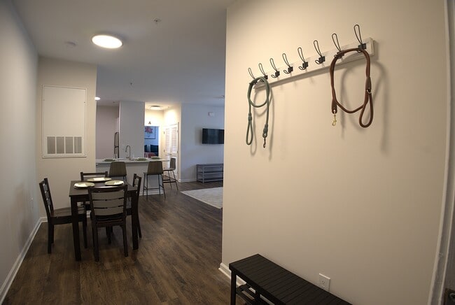 Renovated 3br 3 Bath Foyer - Walden Station Apts