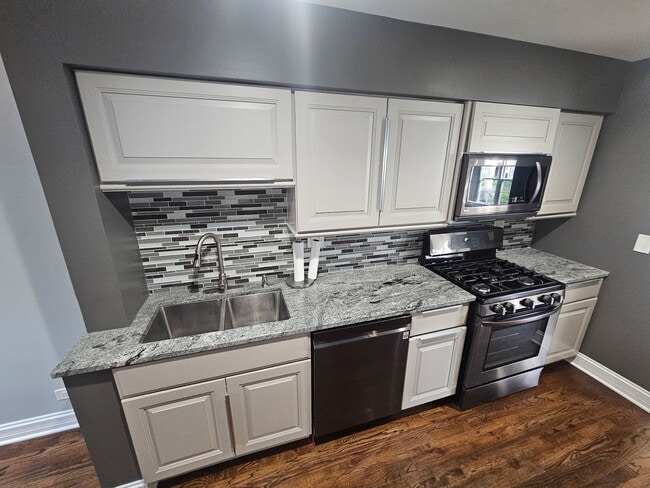 Photo - 1414 Hampshire Ct