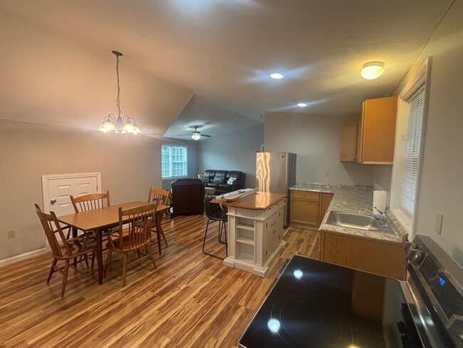 Photo - 25 Lang St Unit B