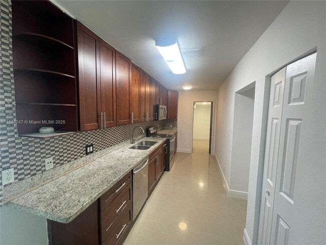Building Photo - 4681 SW 33rd Ave Rental