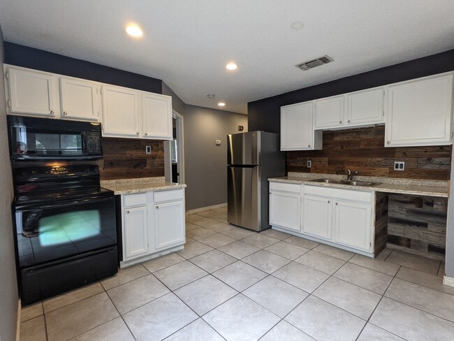 Kitchen - 2555 Corian Glen Dr Casa Adosada