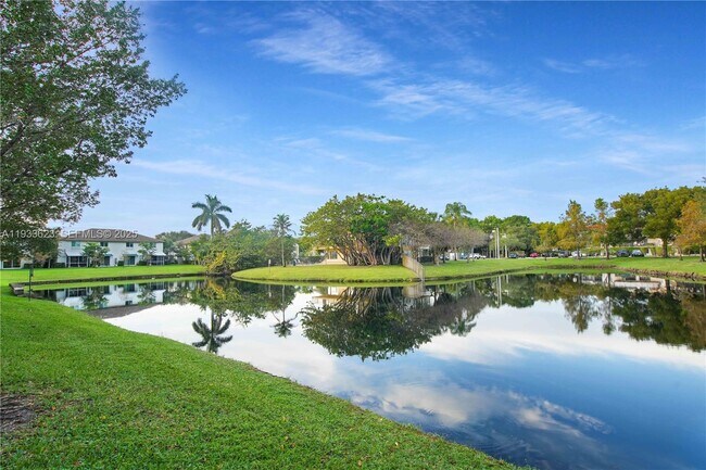 Building Photo - 6245 SW 47th Manor Unit 204