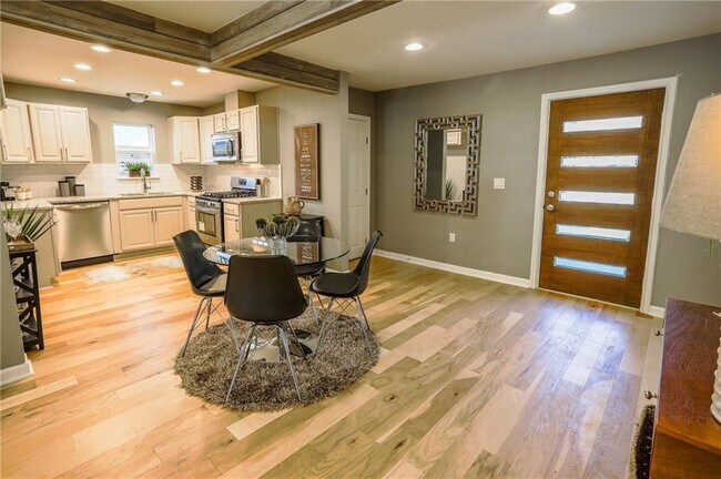 Photo - 407 W Odell St