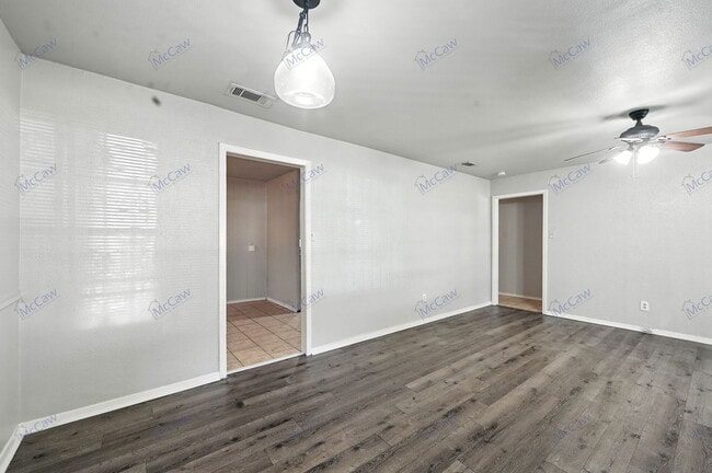 Photo - 425 Highcrest Dr