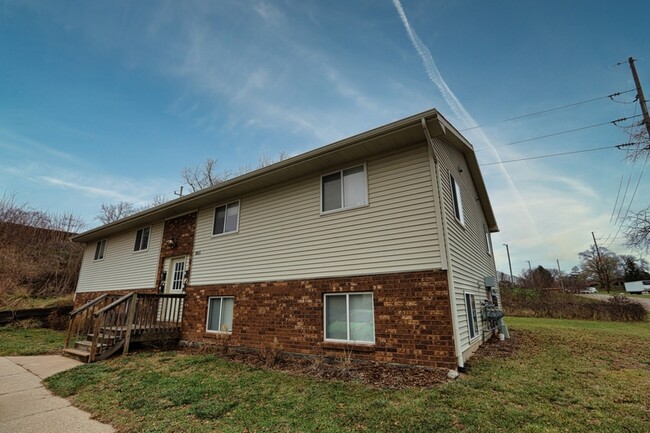 Building Photo - 865 Grand Ave NE Unit #C