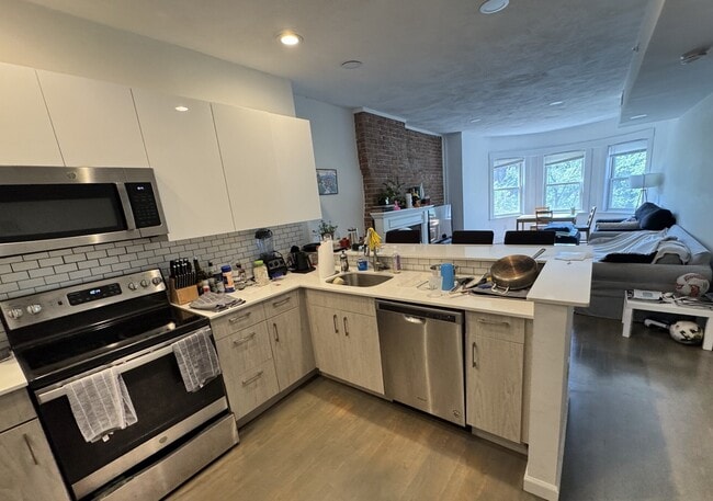 Building Photo - 1406 Beacon St Unit 3