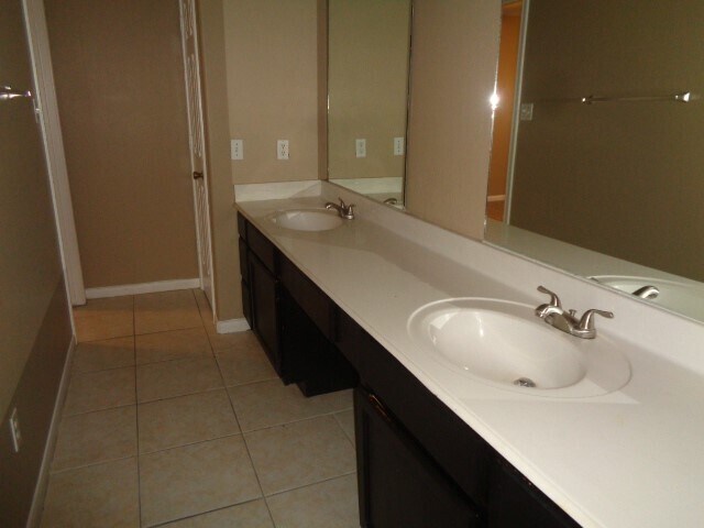 Building Photo - 5401 Peacock St