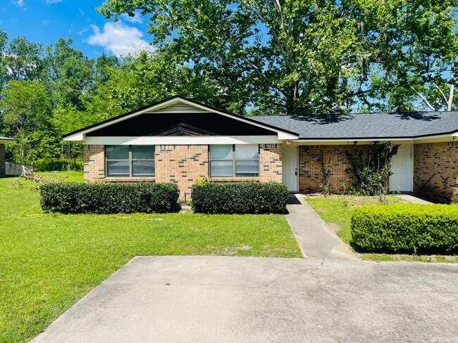 Photo - Spacious Duplex just north of I10 and Monroe
