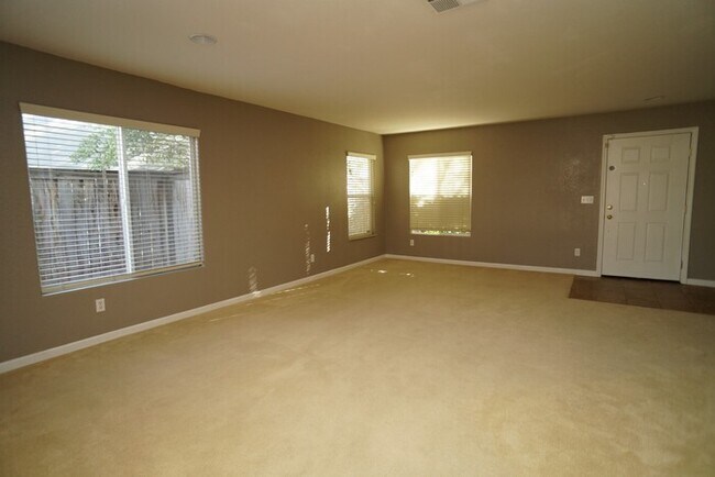 Photo - Spacious 4 bedroom 2.5 bathroom in Lincoln Crossing!