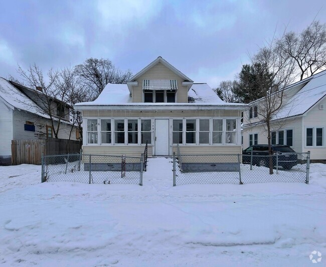 Building Photo - Five Bedroom Bungalow in Muskegon Rental