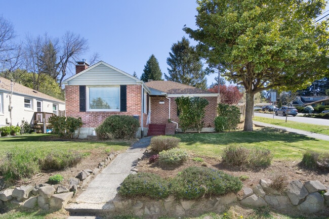 Building Photo - 3002 32nd Ave W