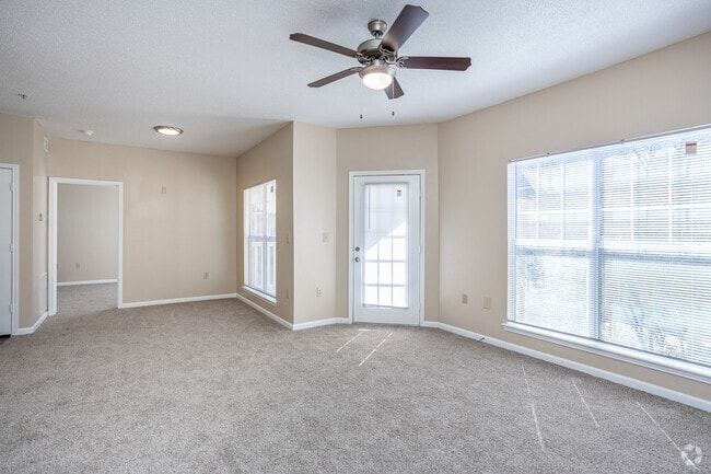 1BR, 1BA - 832SF - Living Room - Regal Park