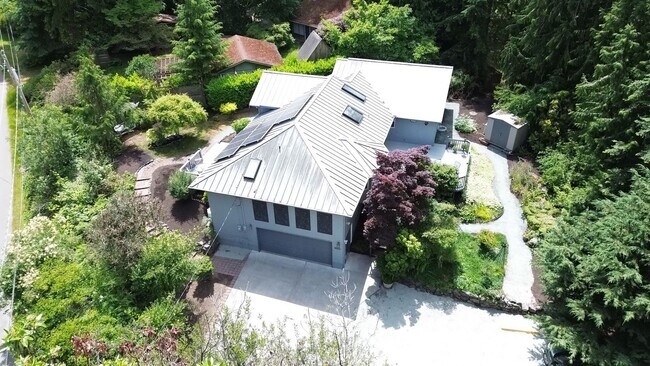 Photo - Lovely Clinton Home with Great Light and P...