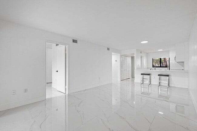 Building Photo - 510 W Park Dr Unit 104-3