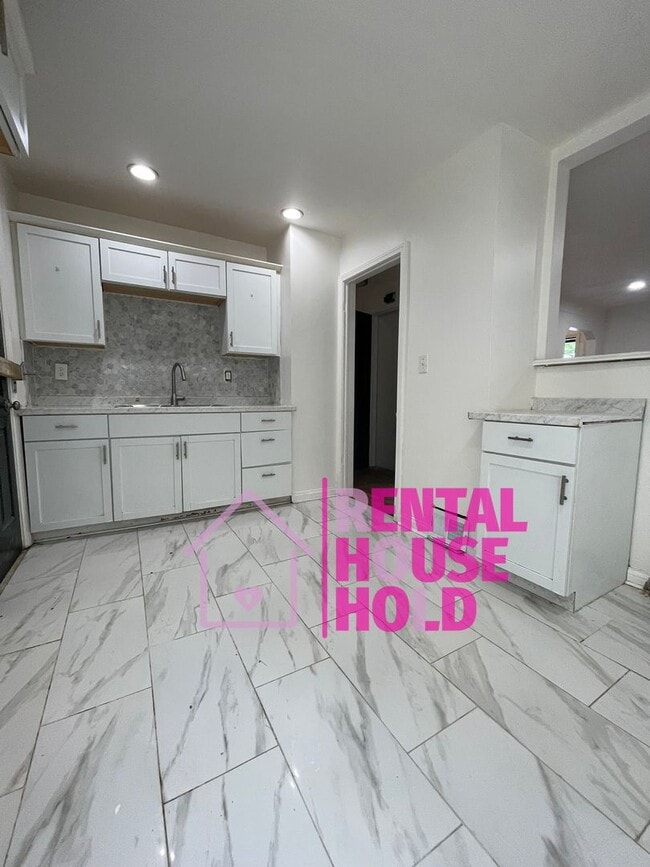 Building Photo - Security Deposit Slashed in Half JUST $500...