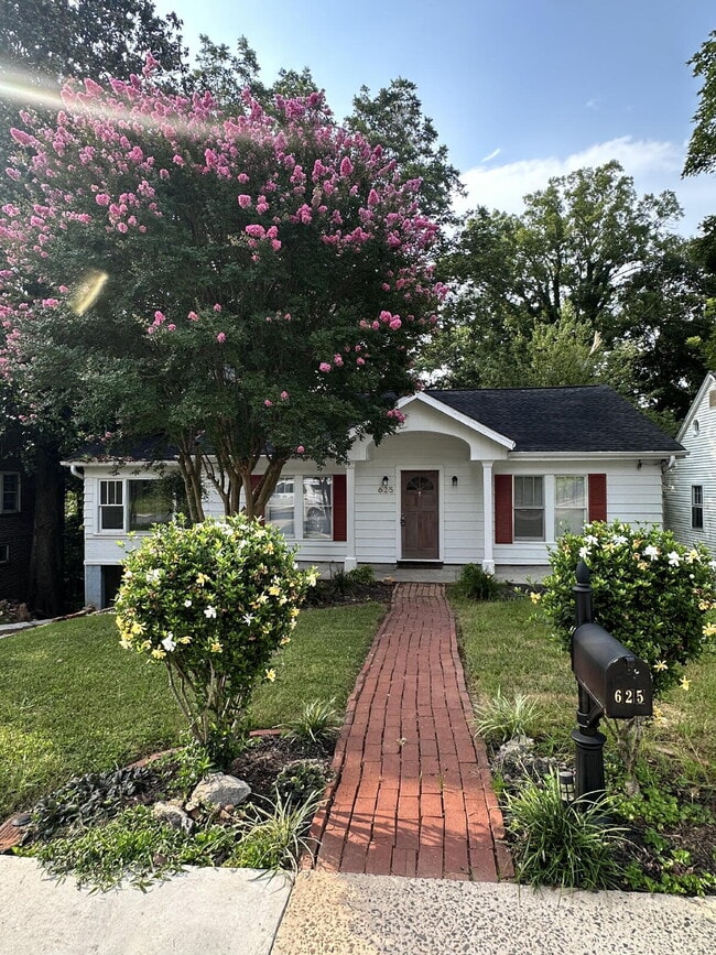 Building Photo - Charming 3 bed/1 bath in the city!