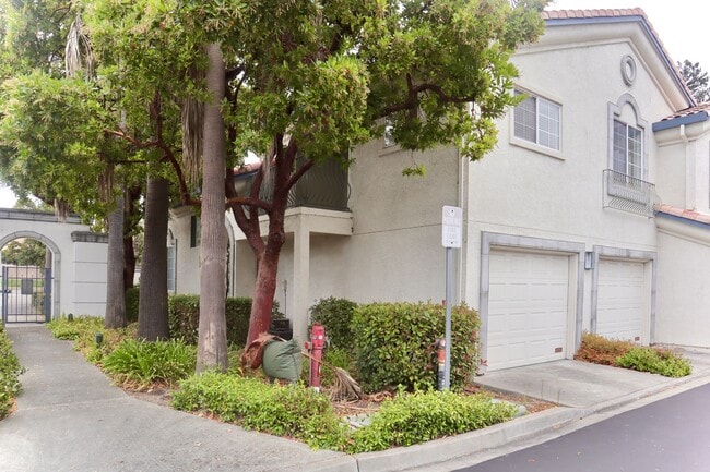 Building Photo - Gorgeous Condo - Gated Community in Fremont!