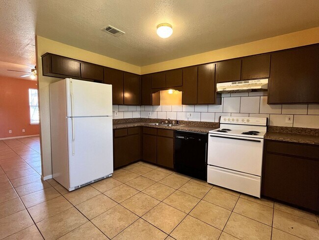 Photo - SECTION 8/HUD ACCEPTED - COMING SOON! Unidad 1007 Circle M Drive -  C