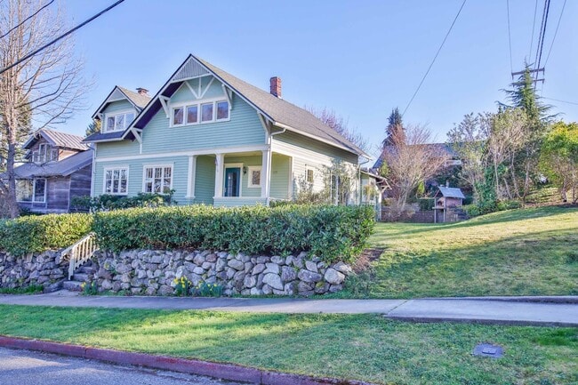 Building Photo - Gorgeous Vintage Home in Downtown Langley with Detached Guest Studio!!