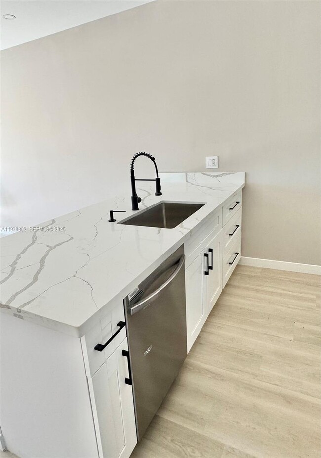 Photo - 630 NE 166th St Unidad 1