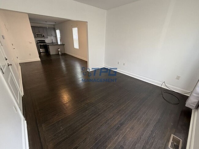 Building Photo - 937-939 Pennington St-1R Unit 1R