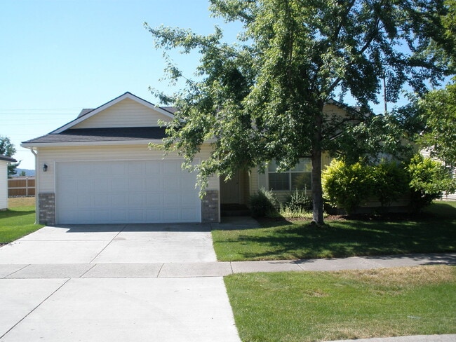 Building Photo - Must See!!!