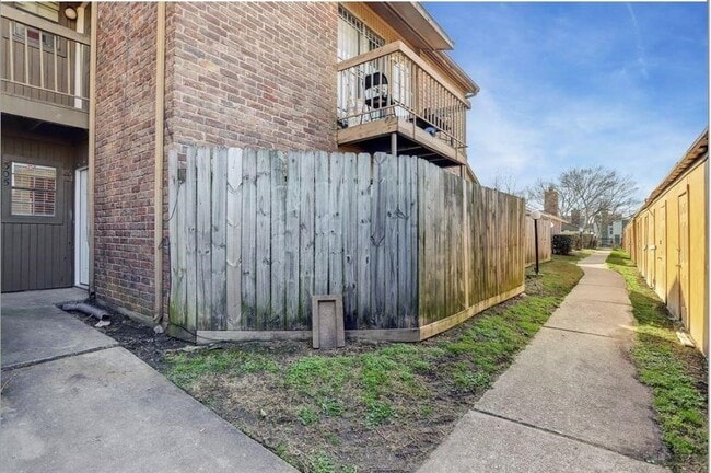 Building Photo - 9550 Deering Dr Unit 305