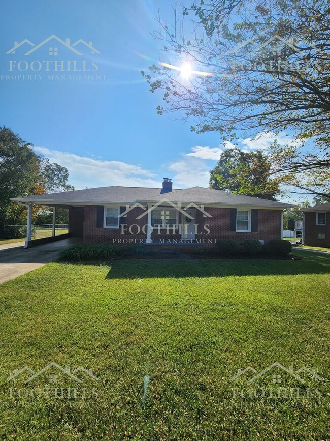 Building Photo - Freshly Renovated 3-Bed Home with Modern C...