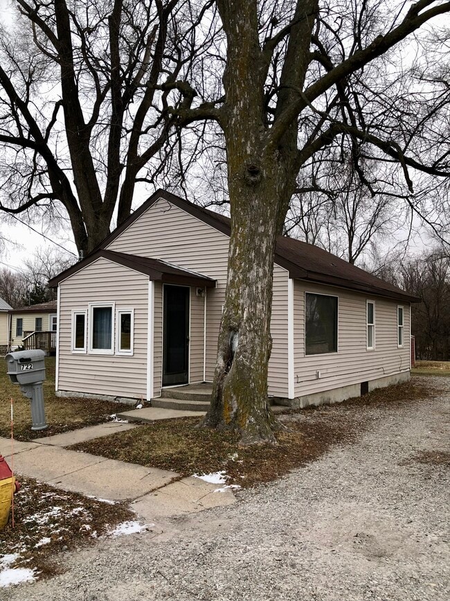 Photo - 722 6th Ave W