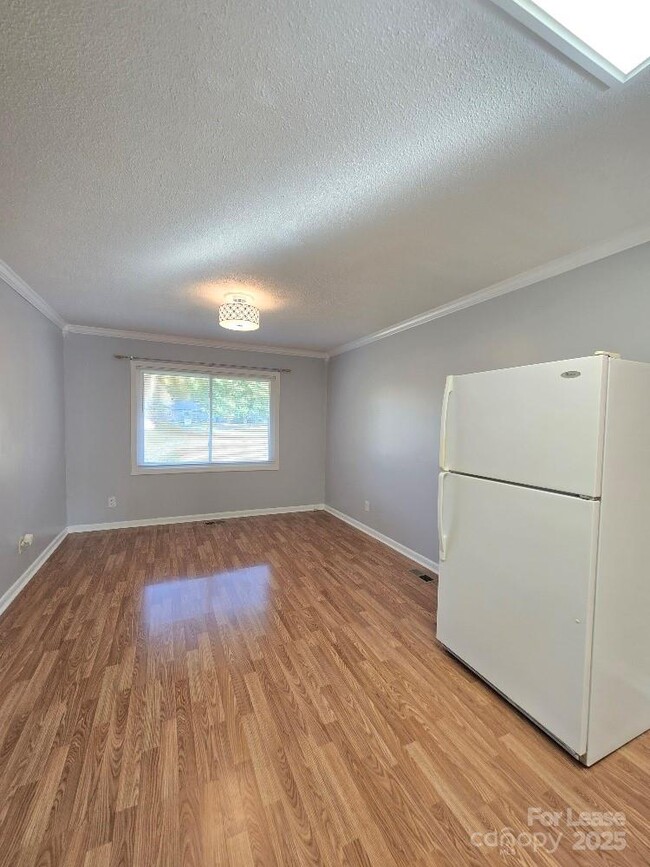 Photo - 910 Holly Dr