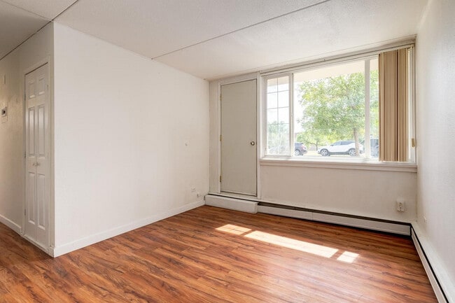 Building Photo - Hillsboro Place