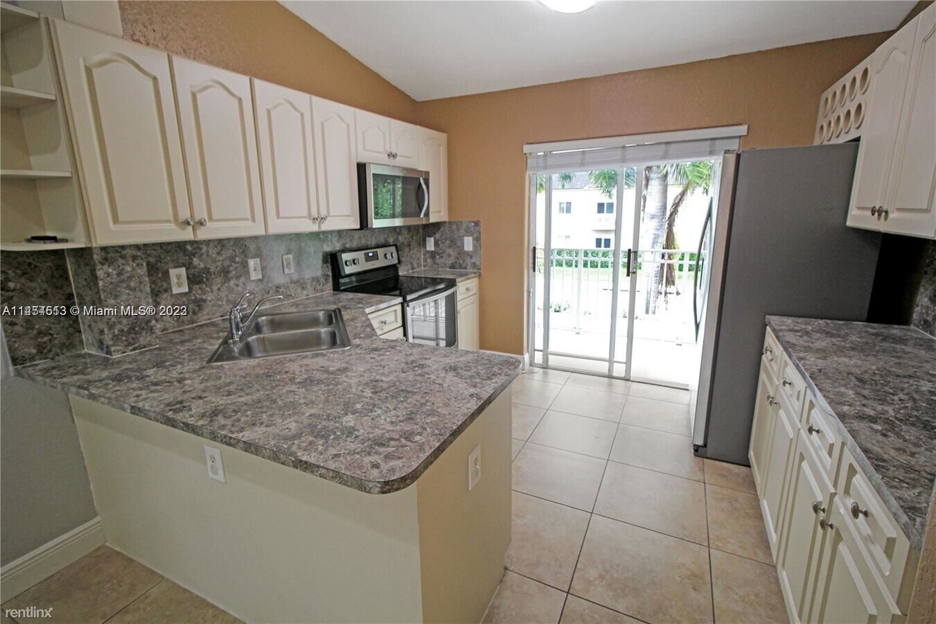 Photo - 3 br, 2 bath Condo - 10953 W Okeechobee Rd... Unidad 202