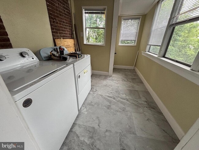 Photo - 130 E 4th St