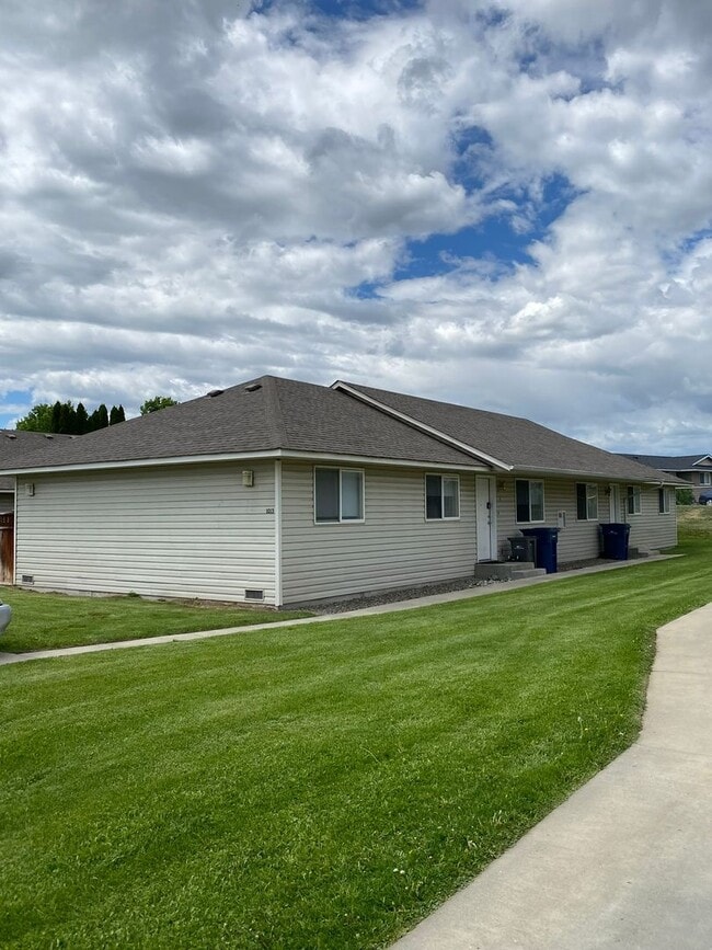 Building Photo - 1013 E 19th Ave