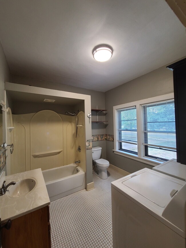 Photo - 637 W Laurel St