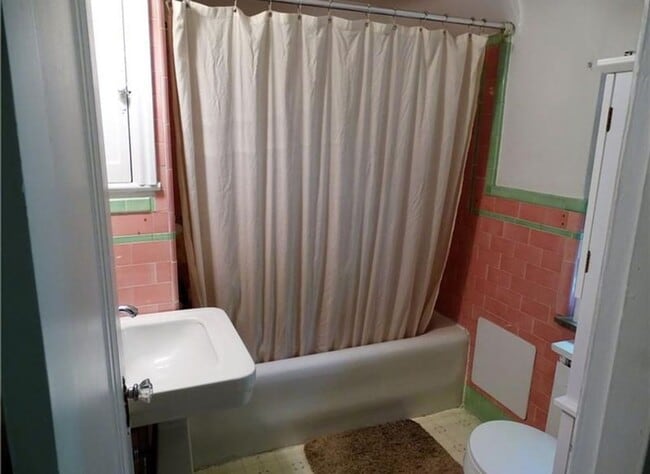 Photo - Beautiful 3 bedroom, 1.5 Bath in Mt. Lebanon!!