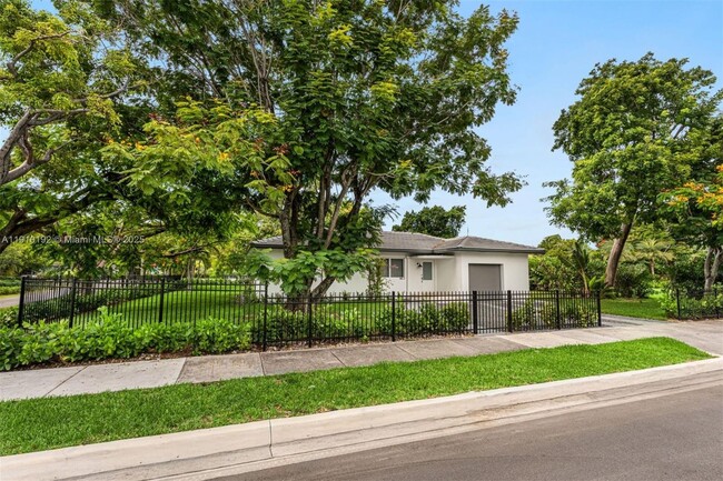 Photo - 810 NW 7th St