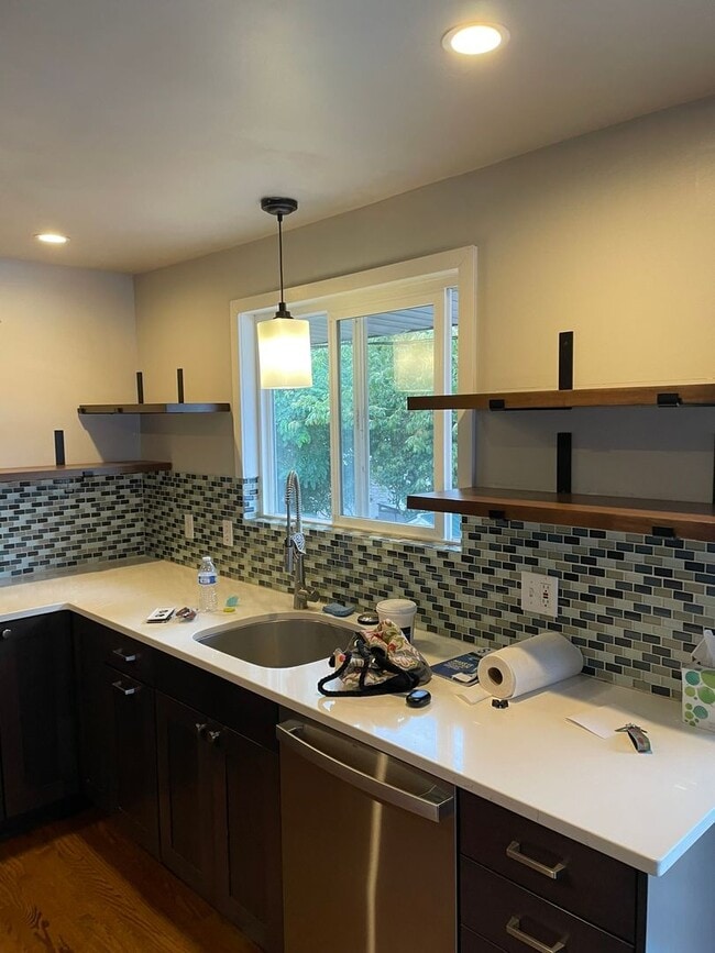 Photo - 3 Bed, 2 Bath, 2 Livingroom's with VIEW