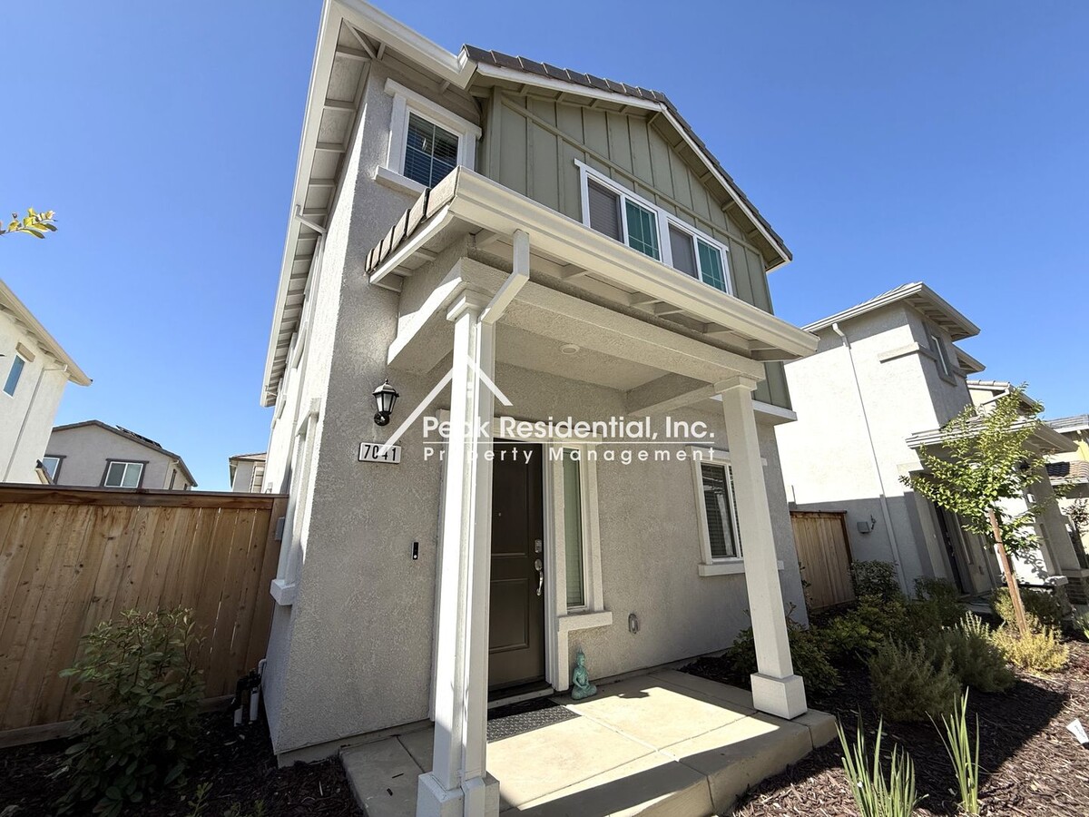 Updated 3bd/2ba Roseville Home! - Updated 3bd/2ba Roseville Home!